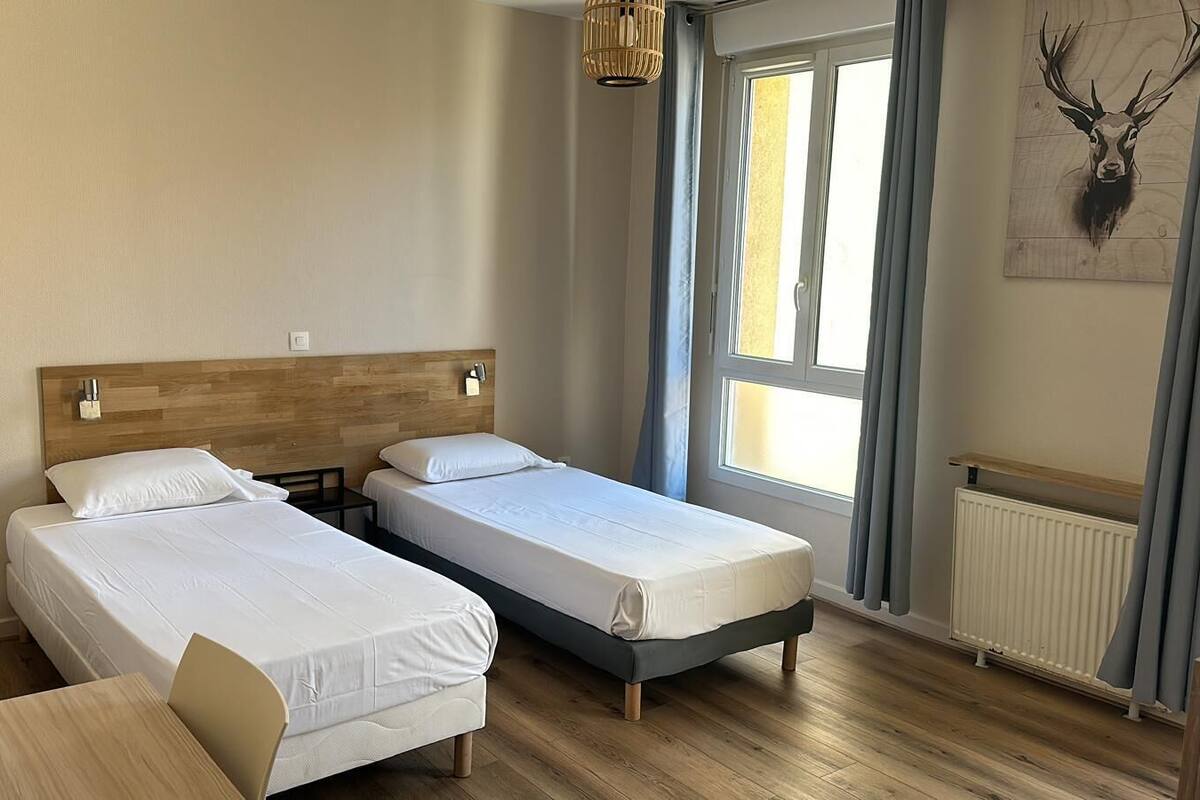Phòng đôi hoặc 2 giường đơn phong cách cổ điển | Bộ đồ giường cao cấp, bàn, khu vực làm việc phù hợp cho laptop 