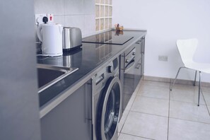 Réfrigérateur, batterie de cuisine, vaisselle et ustensiles