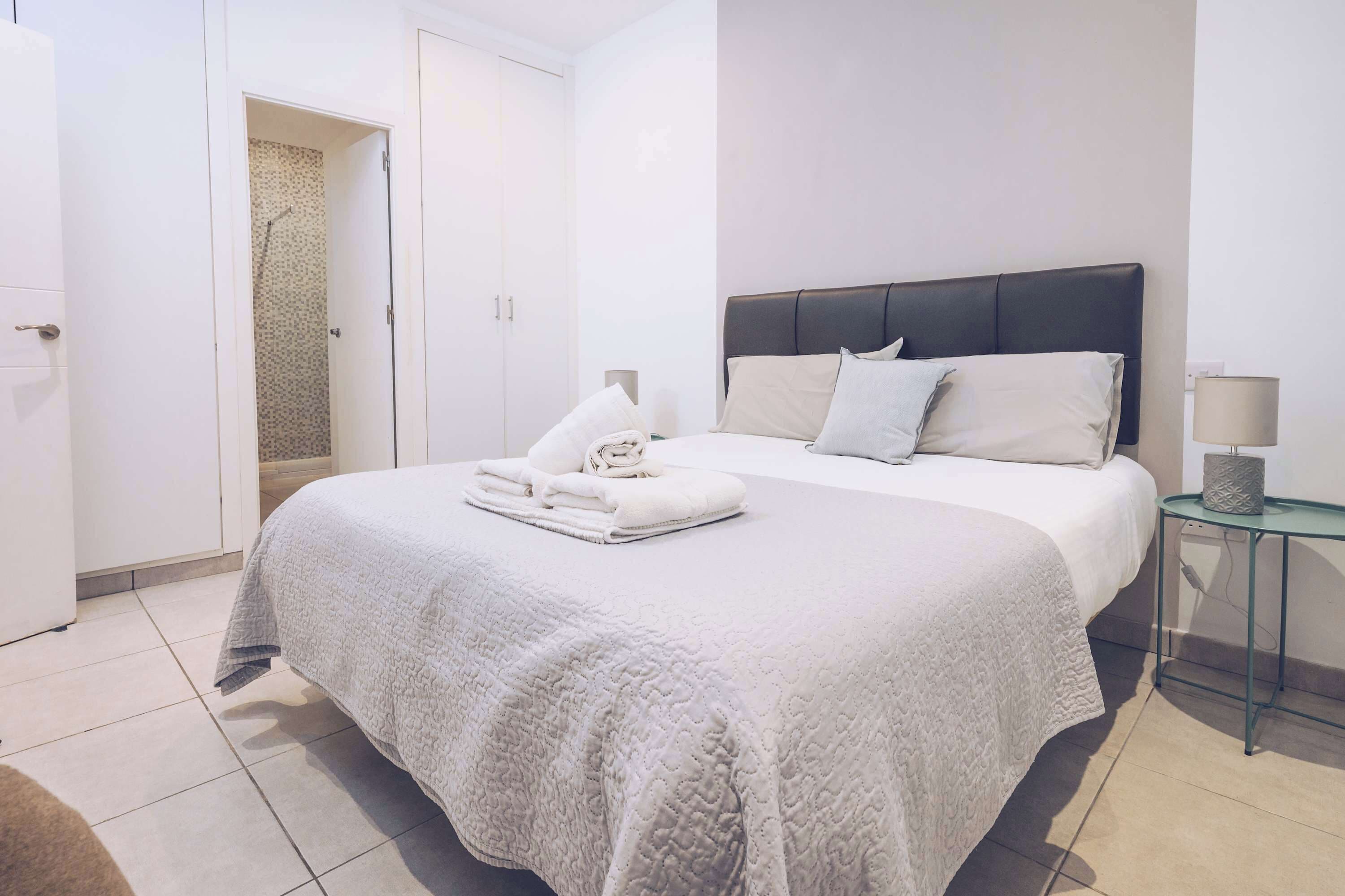 2 室のベッドルーム、WiFi