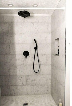 Haartrockner, Handtücher, Seife, Shampoo