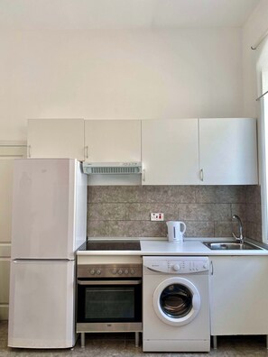 Frigorifero, microonde, piano cottura, tostapane