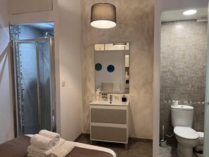 Shower, hair dryer, towels