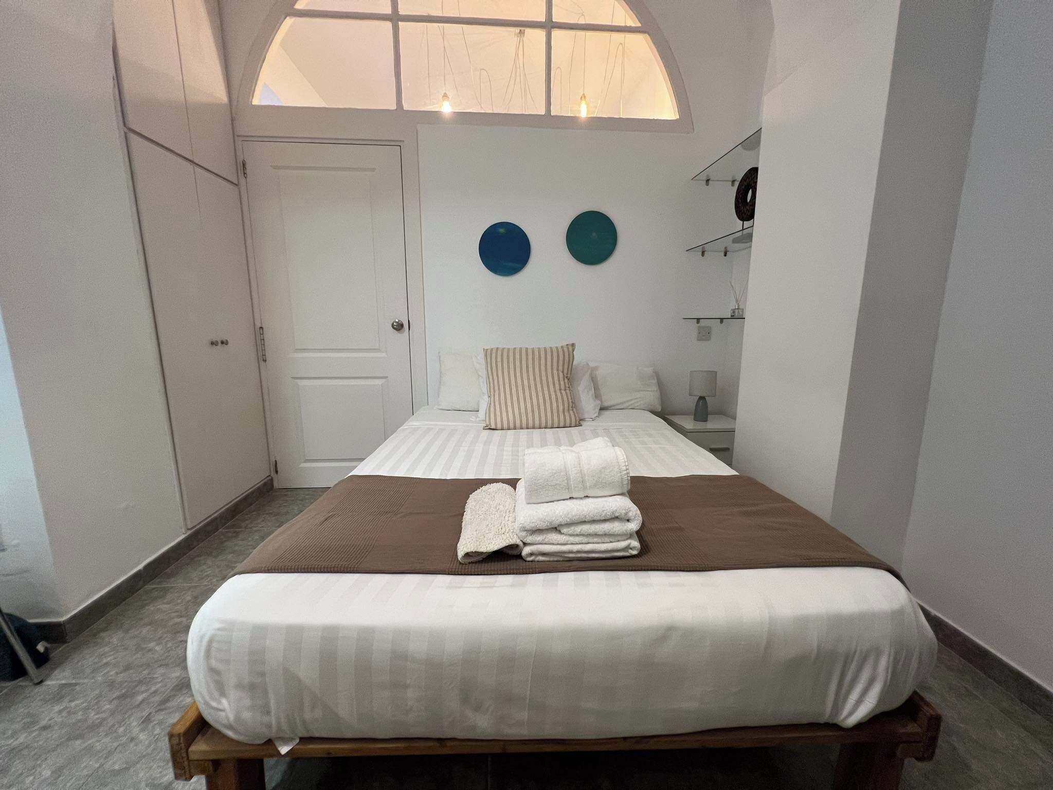 1 dormitorio, tabla de planchar con plancha, wifi y ropa de cama