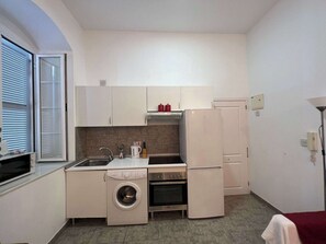 Kylskåp, mikrovågsugn, ugn och spishäll