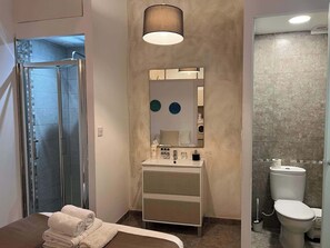 Douche, sèche-cheveux, serviettes fournies