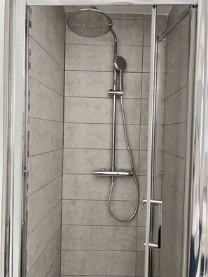 Shower, hair dryer, towels - Budget-friendly 1BR in the city center (Gibraltar)