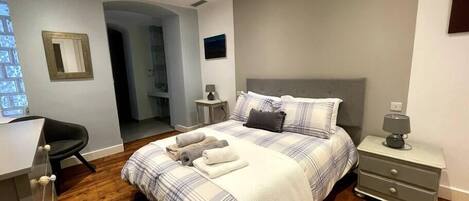 2 slaapkamers, een strijkplank/strijkijzer, wifi, beddengoed