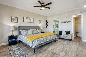 3 室のベッドルーム、アイロン / アイロン台、WiFi (無料)、ベッドシーツ