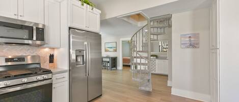 ثلاجة، ميكروويف، فرن، موقد طهي مسطح