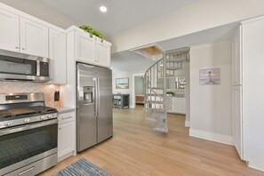 冰箱、微波炉、烤箱、炉灶