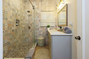 Bañera de hidromasaje, secador de pelo, toallas y jabón