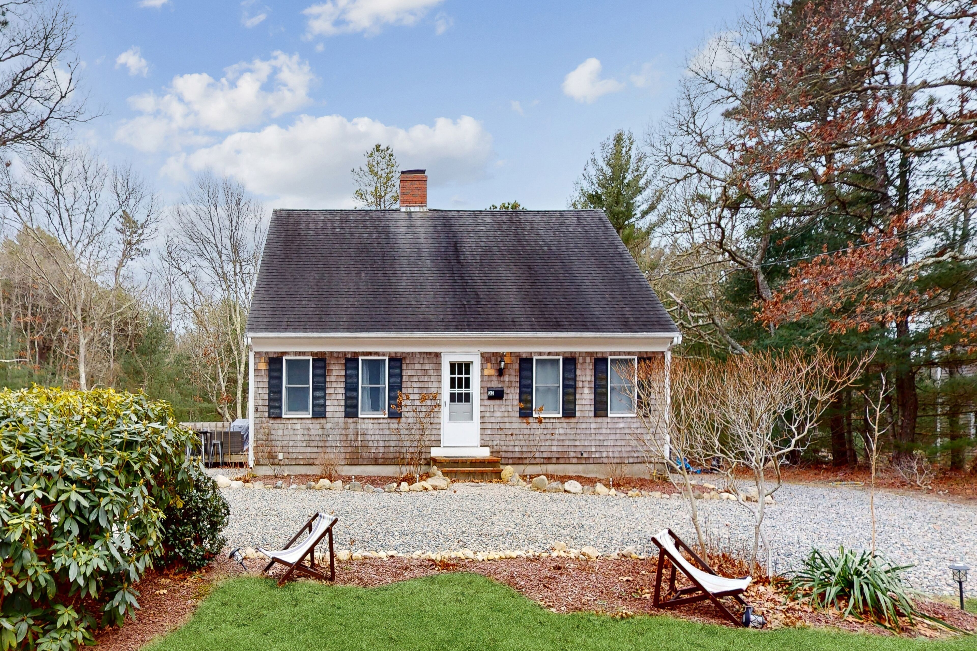 Secluded retreat with washer/dryer, outdoor shower & deck- near Old Silver Beach