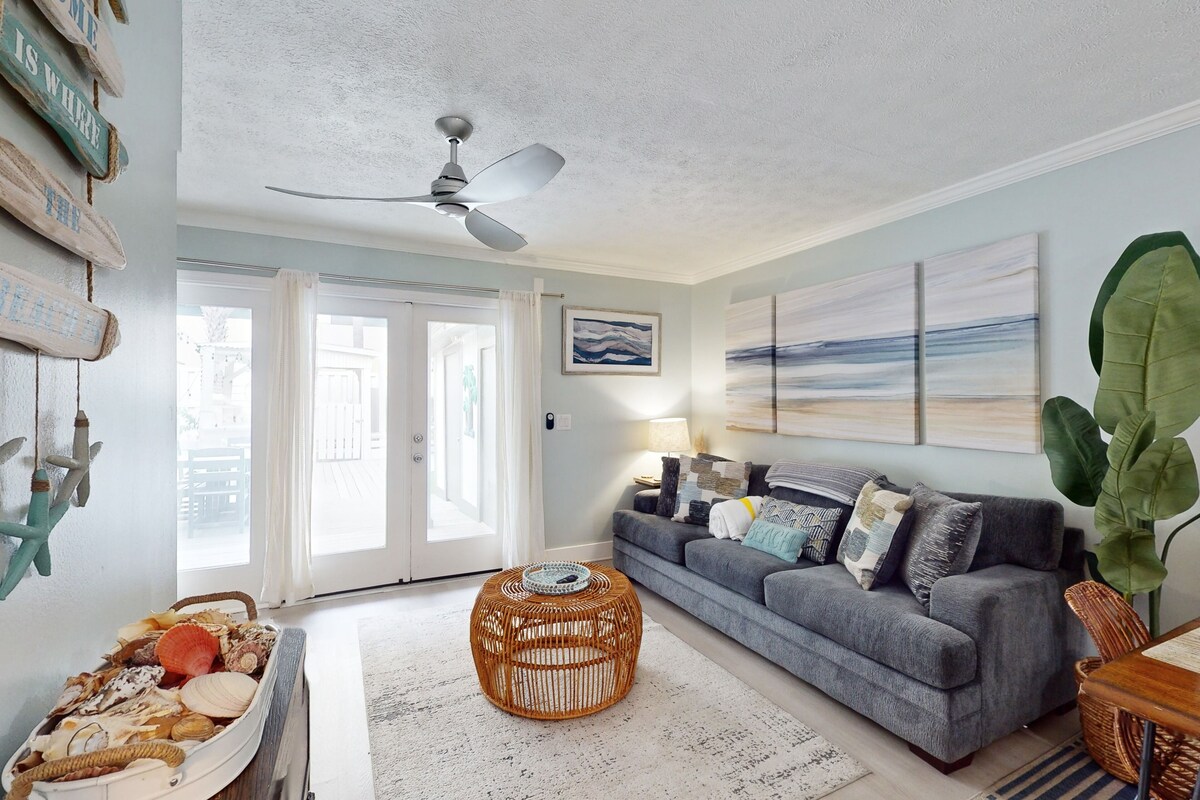 Peaceful dog-friendly beach retreat with lovely patio - walk to beach & shops