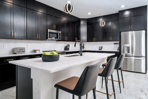 ثلاجة، ميكروويف، فرن، موقد طهي مسطح