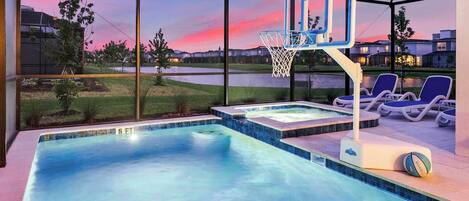 Una piscina al aire libre