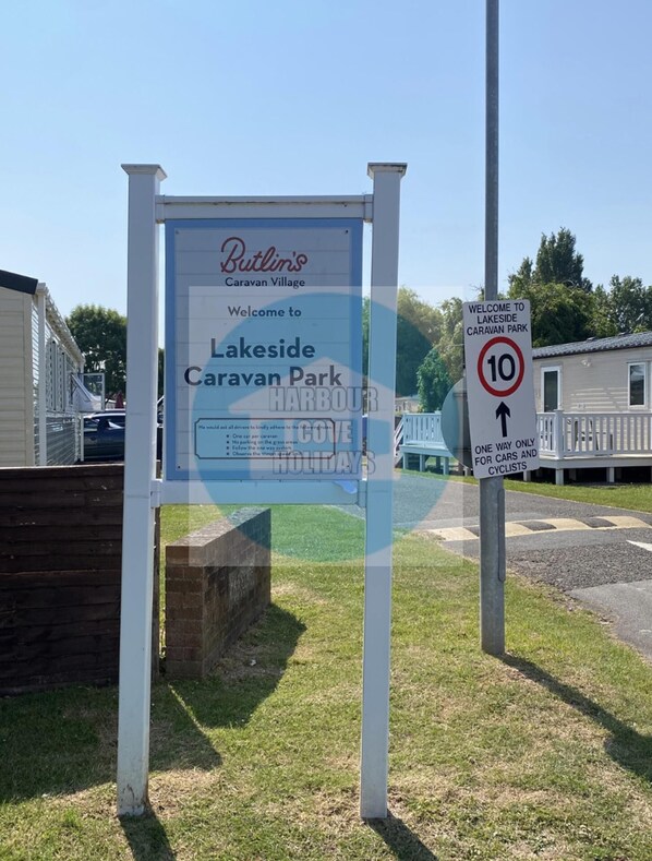 A sign for Lakeside Caravan Park with a speed limit sign indicating 10 mph. - Affordable Caravan Holidays, Butlins Minehead (Minehead)
