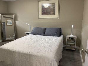 2 bedrooms, iron/ironing board, WiFi, bed sheets - Quaint, quiet, well appointed! Conveniently located. (Thunder Bay)