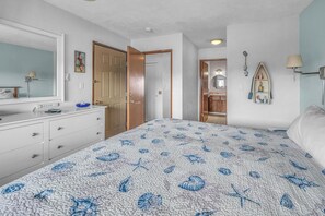 1 bedroom, iron/ironing board, free WiFi, bed sheets - Oceanfront Condo Amazing Views, Charming Nautical Theme, Covered Deck (Newport)