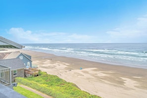 On the beach - Oceanfront Condo Amazing Views, Charming Nautical Theme, Covered Deck (Newport)