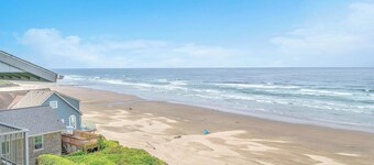Oceanfront Condo Amazing Views, Charming Nautical Theme, Covered Deck