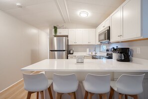 Fridge, microwave, oven, stovetop - Holme Away from Home (Sarasota)