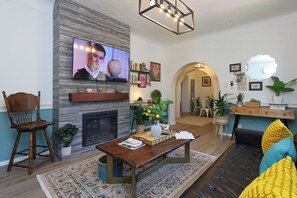 Smart TV - Ultimate Vacation Home 10 mins drive to Disneyland (Santa Ana)