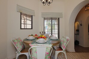 Dining - Ultimate Vacation Home 10 mins drive to Disneyland (Santa Ana)