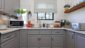 冷蔵庫、電子レンジ、オーブン、コンロ