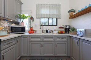 Fridge, microwave, oven, stovetop - Ultimate Vacation Home 10 mins drive to Disneyland (Santa Ana)