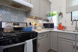 Fridge, microwave, oven, stovetop - Ultimate Vacation Home 10 mins drive to Disneyland (Santa Ana)