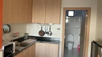 Fridge, microwave, stovetop, electric kettle