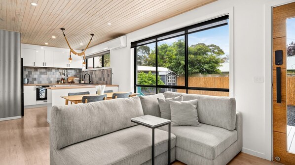 TV - Island Breeze Beach House (Cowes)