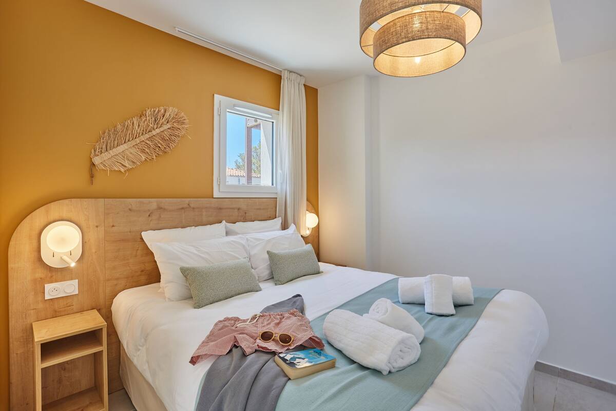 Blackout drapes, WiFi (free), bed sheets