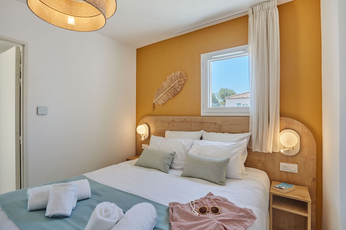 Blackout drapes, WiFi (free), bed sheets