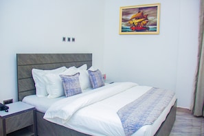 Executive Room | Egyptian cotton sheets, premium bedding, in-room safe, desk - Villa Marina Hotel Abuja (Abuja)