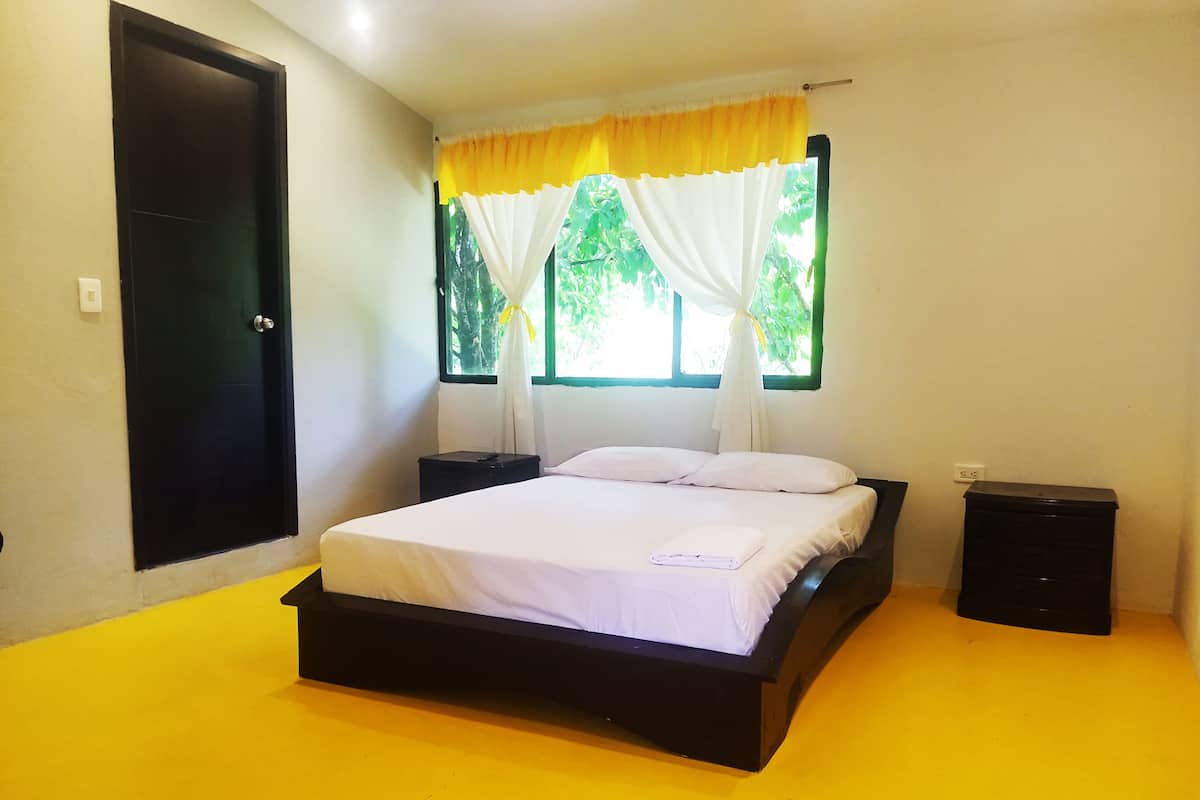 Chambre Standard, vue cour intérieure | Wi-Fi gratuit, draps fournis