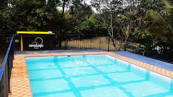 2 outdoor pools