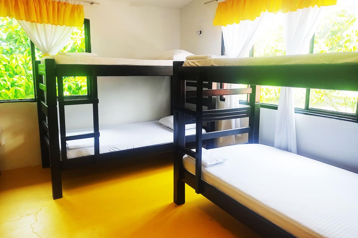 Chambre Familiale, vue cour intérieure | Wi-Fi gratuit, draps fournis