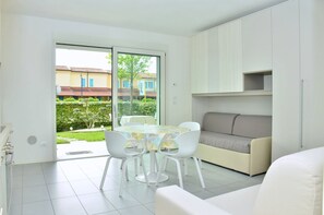 Interior - Charming Studio Apartment With Garden View (San Michele al Tagliamento)