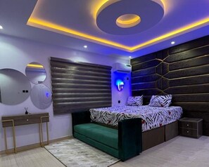 3 bedrooms, iron/ironing board, WiFi, bed sheets - 30 minutes drive to the international airport, 5 minutes drive to shopping mall. (Lekki)