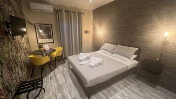 Deluxe Double Room | In-room safe, individually decorated, individually furnished, desk