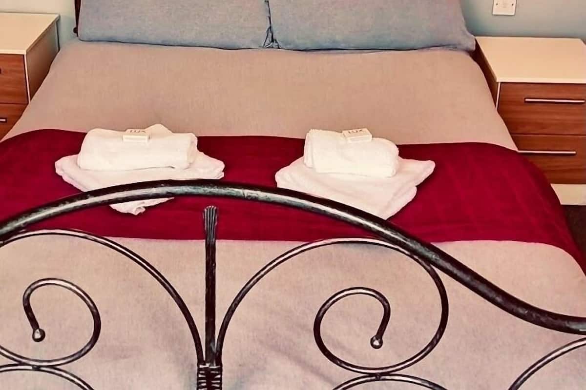 Basic Double Room | Desk, iron/ironing board (on request), individually decorated