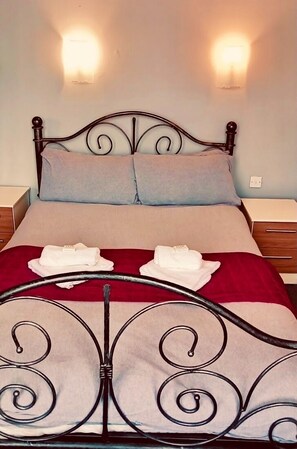 Habitación básica doble | Decoración personalizada, muebles diferentes y escritorio 