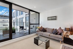 TV - The CityScape Apartment with Wi-Fi and Balcony (Auckland CBD)