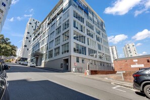 Exterior - The CityScape Apartment with Wi-Fi and Balcony (Auckland CBD)