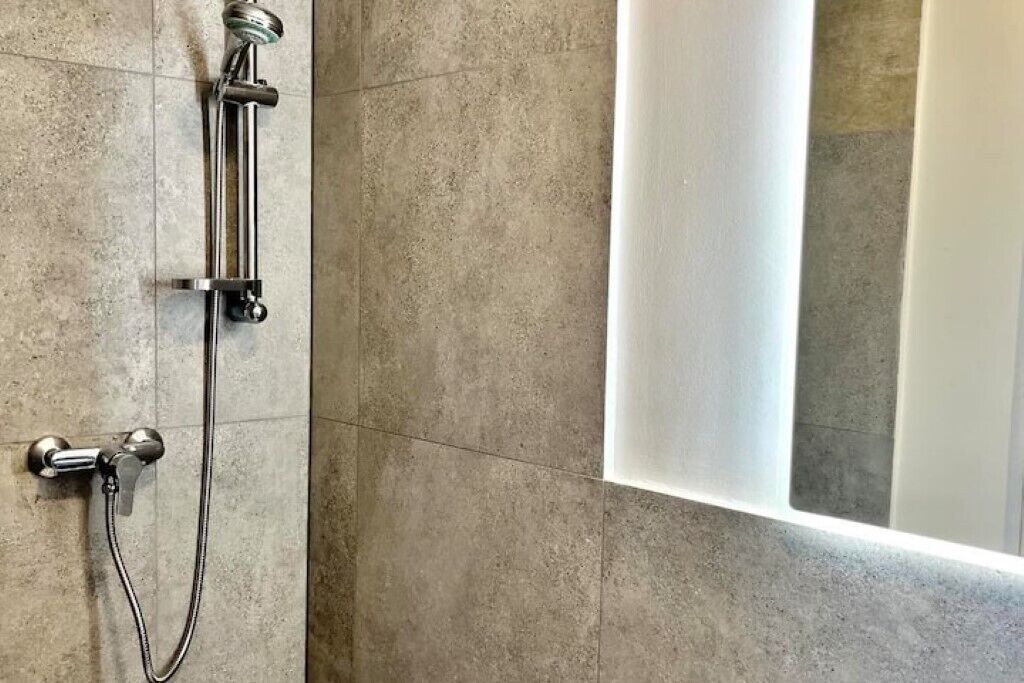 Chuveiro, secador de cabelo, toalhas de banho, sabonete
