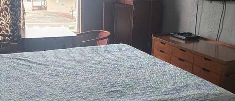 スタンダード ルーム キングベッド 1 台 | WiFi (無料)、ベッドシーツ