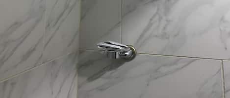 Serviettes fournies, savon, shampooing, papier de toilette