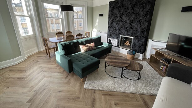 Smart TV, DVD player, books, video library - Regency Style Spacious Seaview Apartment. Sleeps up to 6 (Brighton and Hove)