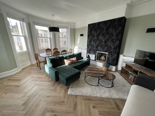 Regency Style Spacious Seaview Apartment. Sleeps up to 6